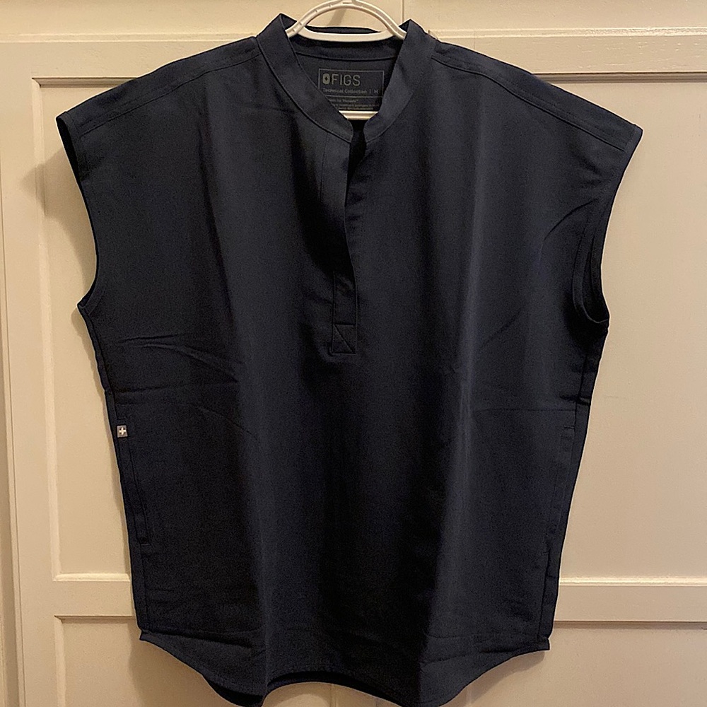 Womens FIGS night sky scrub top BNWT.
